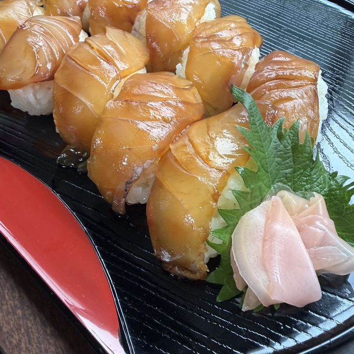 握ったべっこう寿司を大皿に盛りつける