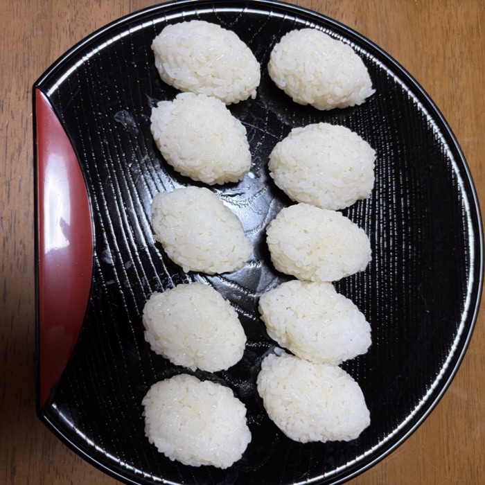 俵に握ったシャリを盆に並べる