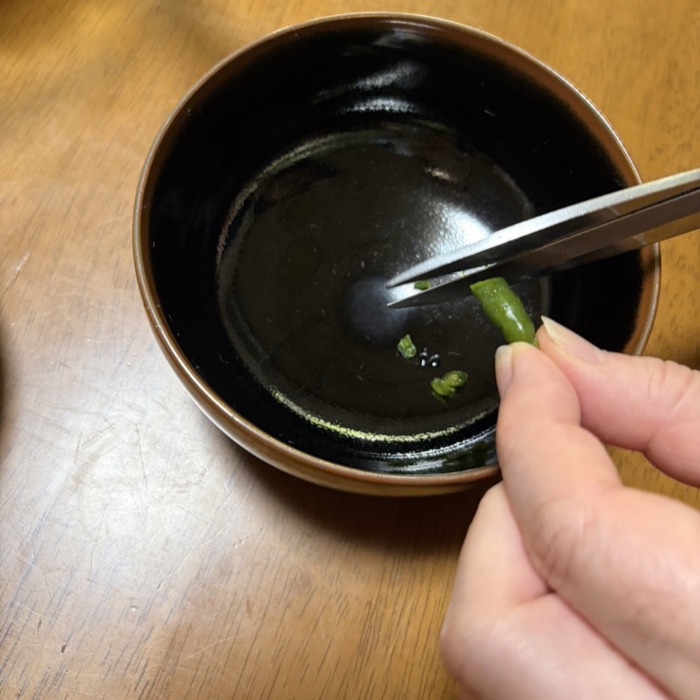 青唐辛子を醤油に切り込んでタレをつくる